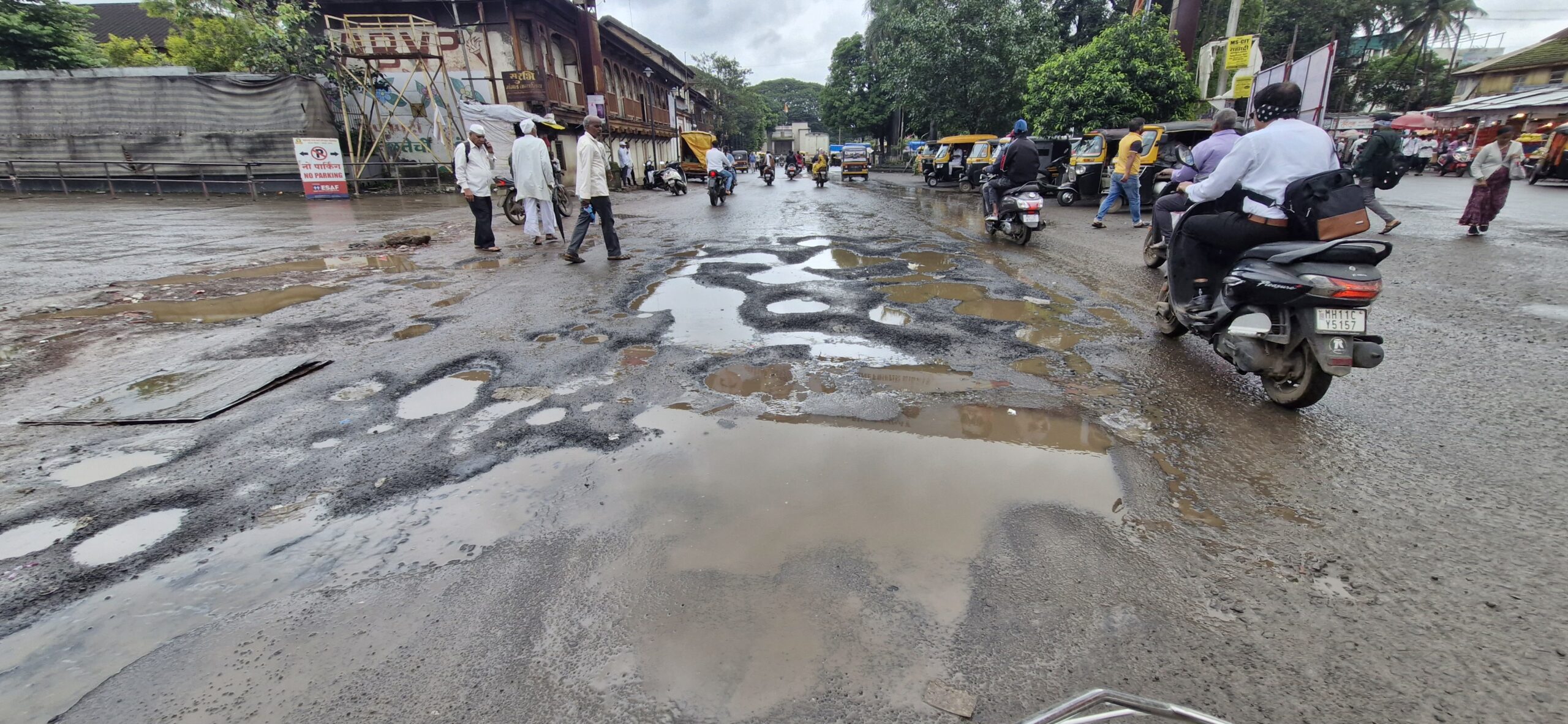 नजारा चंद्रावर पडलेल्या खड्ड्यांचा...