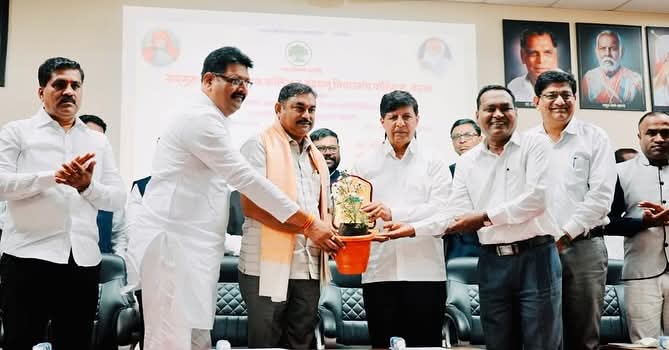 राज्यस्तरीय पत्रकारिता पुरस्काराने दै. मुक्तागिरीचे श्री. अनिल देसाई सन्मानित