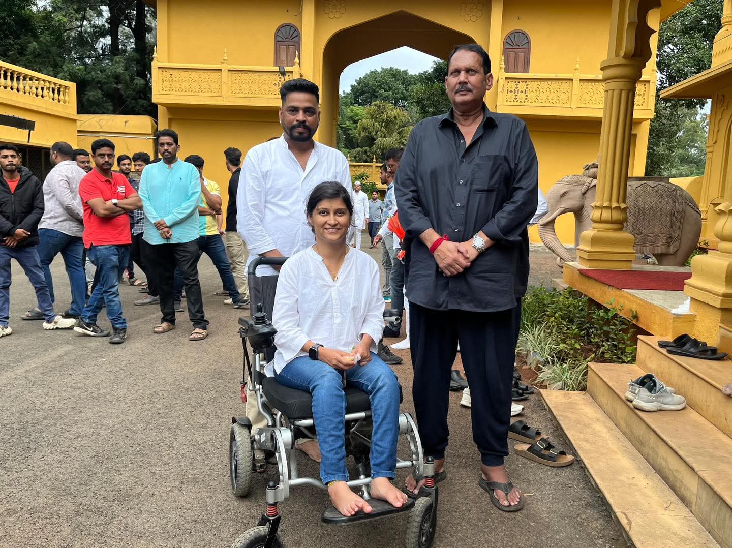 स्वतःच्या मर्यादा ओलांडून समाजासाठी लढणारी ही तरुणाईच आपल्या देशाचं खरे भविष्य आहे.”