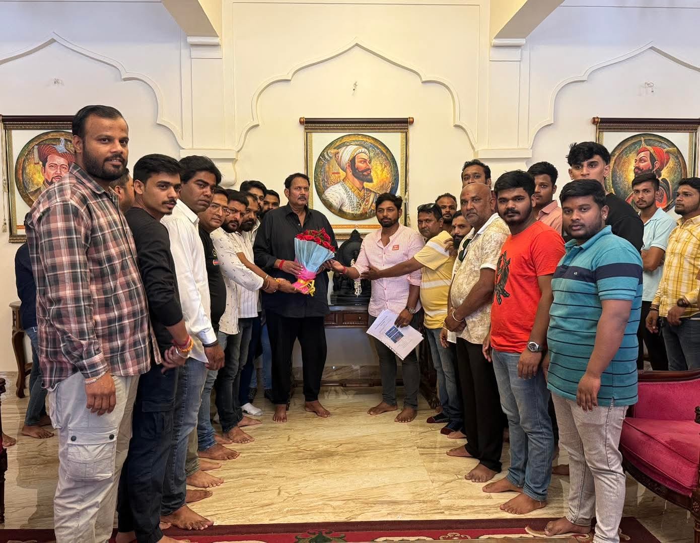 सातारा सार्वजनिक उत्सव समितीच्या पदाधिकाऱ्यांनी घेतली श्री. छ. खा. उदयनराजे यांची भेट