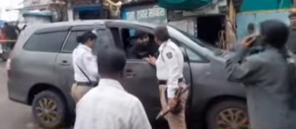 सातारा शहर वाहतूक शाखेच्या महिला कर्मचाऱ्यांची दबंग कामगिरी