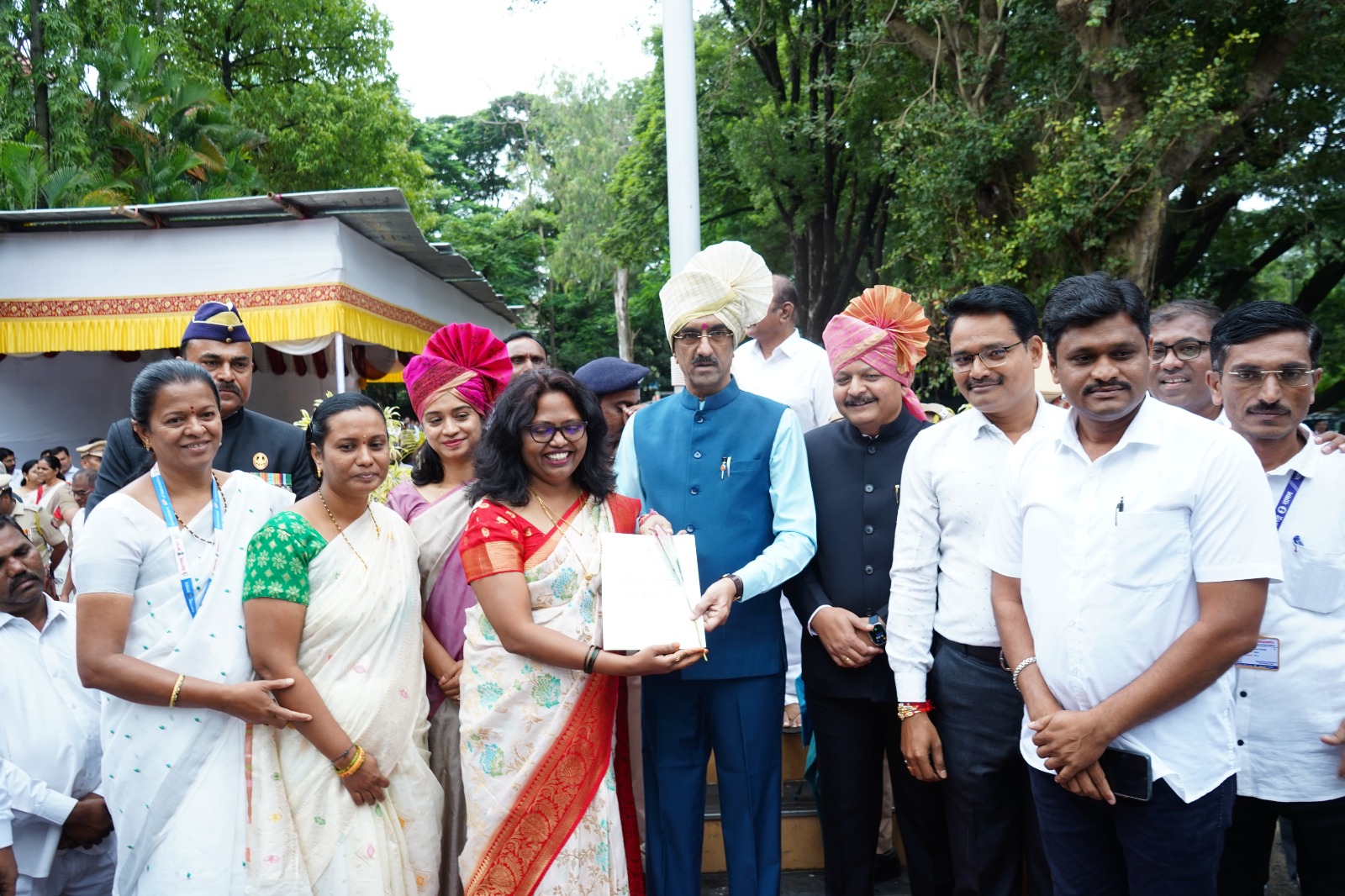 सातारा जिल्हा माहिती कार्यालयाचा पालकमंत्री शंभूराज देसाई यांच्याहस्ते सन्मान