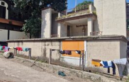 लक्तरे वेशीवर नव्हे चक्क सोमण स्मारकावर…