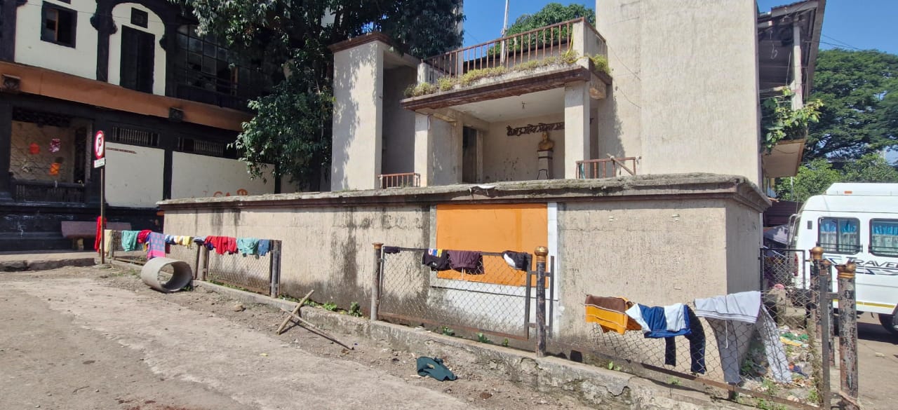 लक्तरे वेशीवर नव्हे चक्क सोमण स्मारकावर…